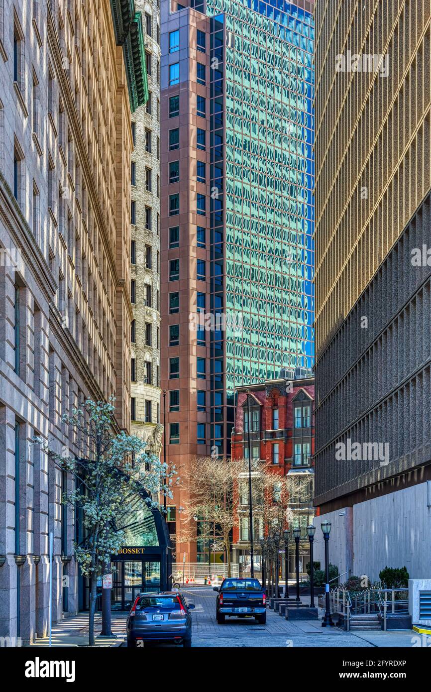 Blick auf die Plaza: Kontrastierende Farben und Stile des Amica-Gebäudes, des Turk's Head Building, des Fleet Center, des Exchange Building, des Old Stone Tower (Textron HQ). Stockfoto