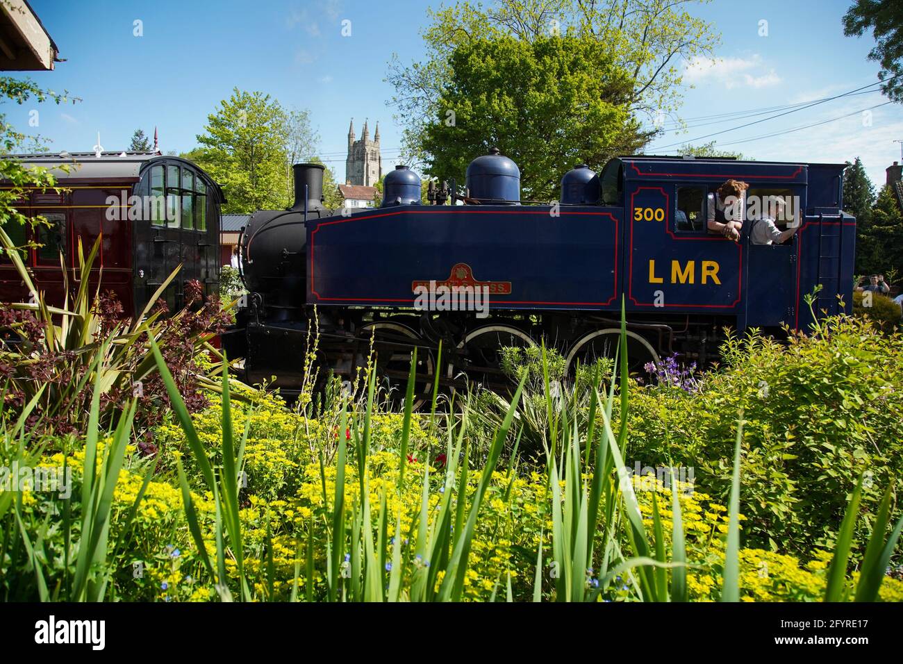 Tenterden, Großbritannien. Mai 2021. Wieder auf Kurs. Die Dampflokomotive Nr. 300 von Frank S. Ross, die am ersten Tag des Feiertagswochenendes an der Kent & East Sussex Railway in Betrieb ist. Die Heritage Line führt vom Bahnhof Tenterden Town im Weald of Kent durch das Rother Valley nach Bodiam. Kredit: Richard Crease/Alamy Live Nachrichten Stockfoto