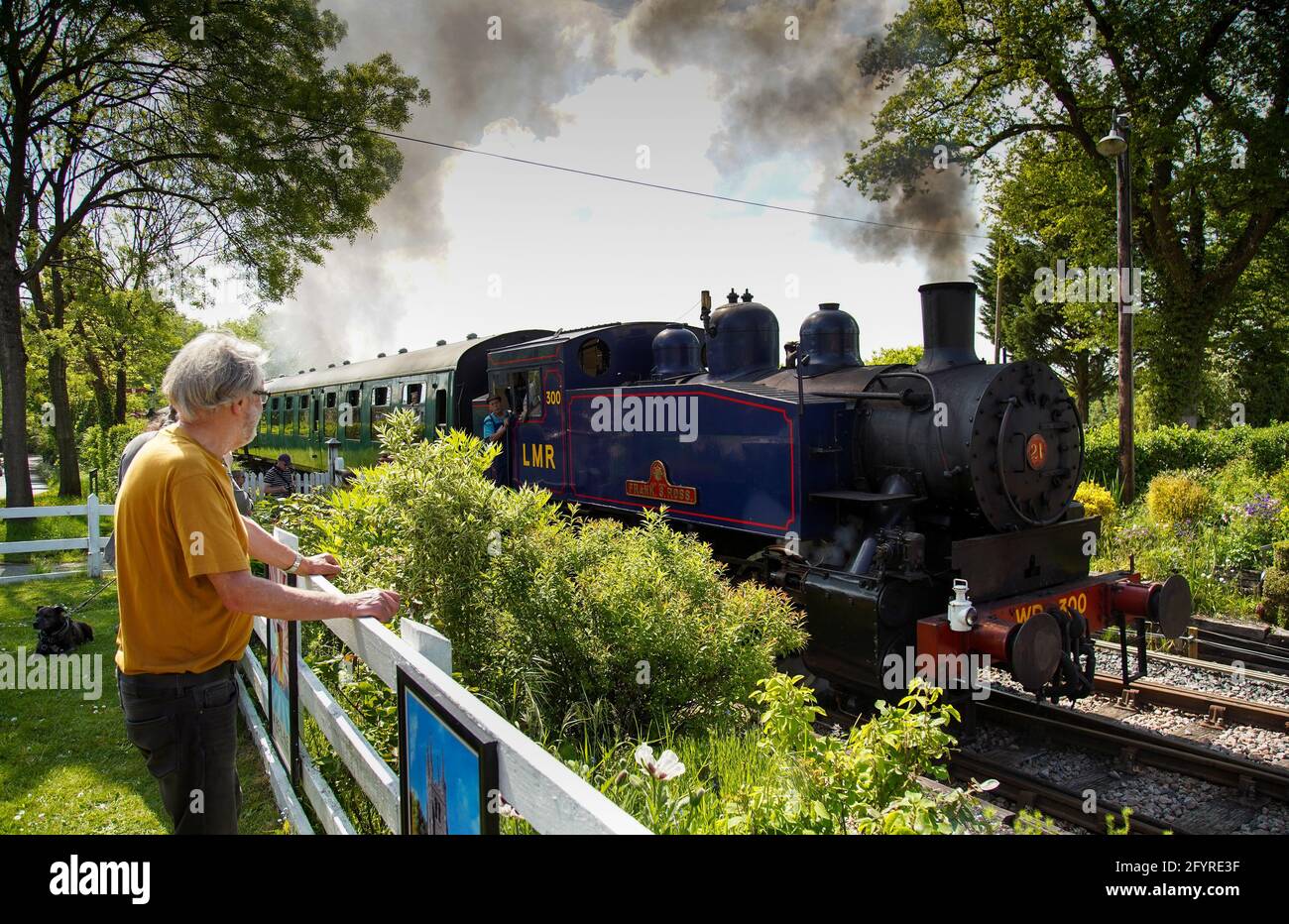 Tenterden, Großbritannien. Mai 2021. Wieder auf Kurs. Die Dampflokomotive Nr. 300 von Frank S. Ross, die am ersten Tag des Feiertagswochenendes an der Kent & East Sussex Railway in Betrieb ist. Die Heritage Line führt vom Bahnhof Tenterden Town im Weald of Kent durch das Rother Valley nach Bodiam. Kredit: Richard Crease/Alamy Live Nachrichten Stockfoto