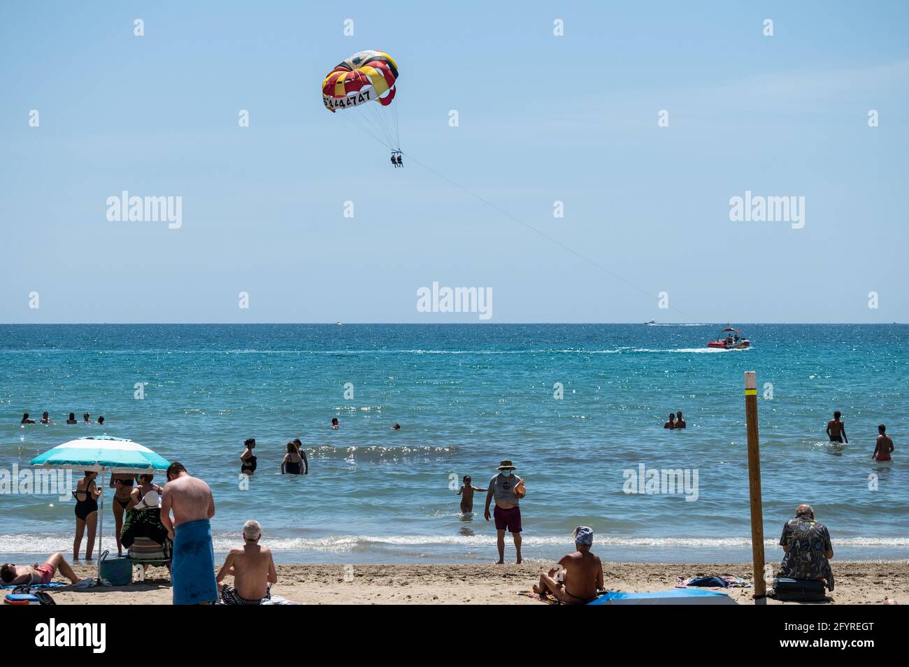 Alicante, Spanien. Mai 2021. Die Menschen genießen hohe Temperaturen am Strand El Postiguet in Alicante. Die valencianische Gemeinschaft hat am Montag neue Beschränkungsmaßnahmen gegen das Coronavirus (Covid-19) veröffentlicht, unter anderem gegen das Coronavirus, An den Stränden ist es nicht mehr notwendig, in den Ruhezeiten vor oder nach dem Baden eine Maske zu tragen und dabei den Mindestabstand von 1.5 Metern zu anderen Menschen, die nicht zusammen leben, mit einer maximalen Gruppe von 10 Personen einzuhalten. Quelle: Marcos del Mazo/Alamy Live News Stockfoto