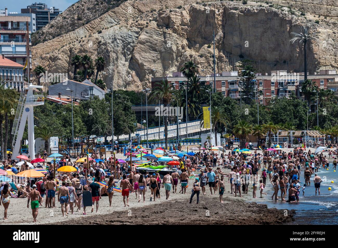 Alicante, Spanien. Mai 2021. Die Menschen genießen hohe Temperaturen in einem überfüllten El Postiguet Strand von Alicante. Die valencianische Gemeinschaft hat am Montag neue Beschränkungsmaßnahmen gegen das Coronavirus (Covid-19) veröffentlicht, unter anderem gegen das Coronavirus, An den Stränden ist es nicht mehr notwendig, in den Ruhezeiten vor oder nach dem Baden eine Maske zu tragen und dabei den Mindestabstand von 1.5 Metern zu anderen Menschen, die nicht zusammen leben, mit einer maximalen Gruppe von 10 Personen einzuhalten. Quelle: Marcos del Mazo/Alamy Live News Stockfoto