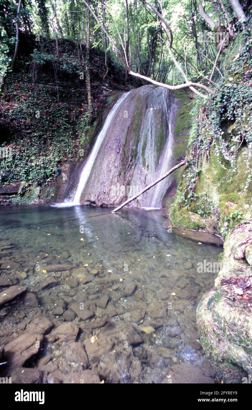 Cascata con laghetto nei boschi di Pieve di Teco, Centro importante della storica via del Sale, in Ligurien Stockfoto