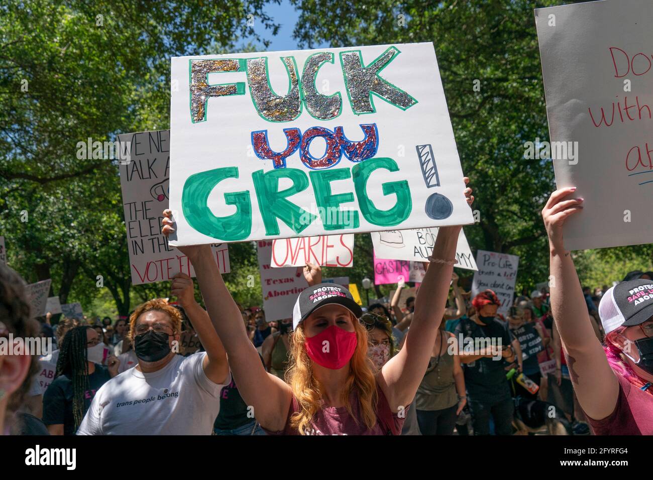 Austin, Texas, USA. Mai 2021. Mehrere hundert Texaner versammelten sich vor dem State Capitol in Austin, um gegen kürzlich vom Gouverneur Greg Abbott erlassene Gesetze zu protestieren, die den Zugang zu legalen Abtreibungen stark einschränken. Das Gesetz verbietet Abtreibungsverfahren nach Feststellung eines Herzschlags, in der Regel sechs Wochen nach der Empfängnis oder nach der Zeit, in der eine Frau von einer Schwangerschaft Kenntnis hat. Kredit: Bob Daemmrich/Alamy Live Nachrichten Stockfoto