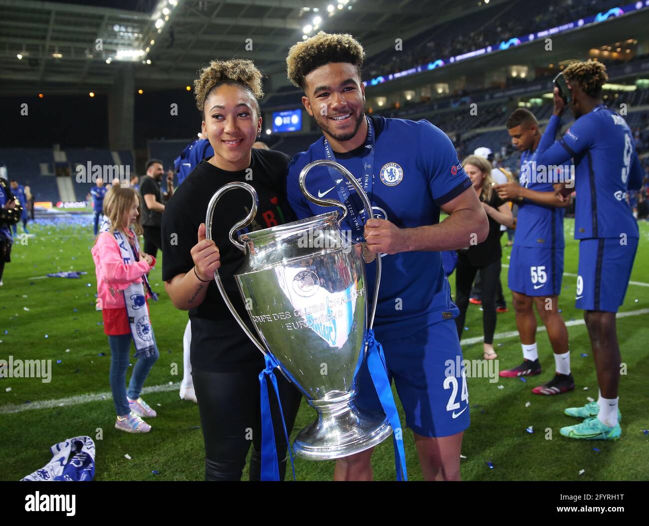 Porto, Portugal, 29. Mai 2021. Reece James aus Chelsea posiert mit seiner Schwester Lauren James und der Trophäe während des UEFA Champions League-Spiels im Estadio do Dragao, Porto. Bildnachweis sollte lauten: David Klein / Sportimage Stockfoto