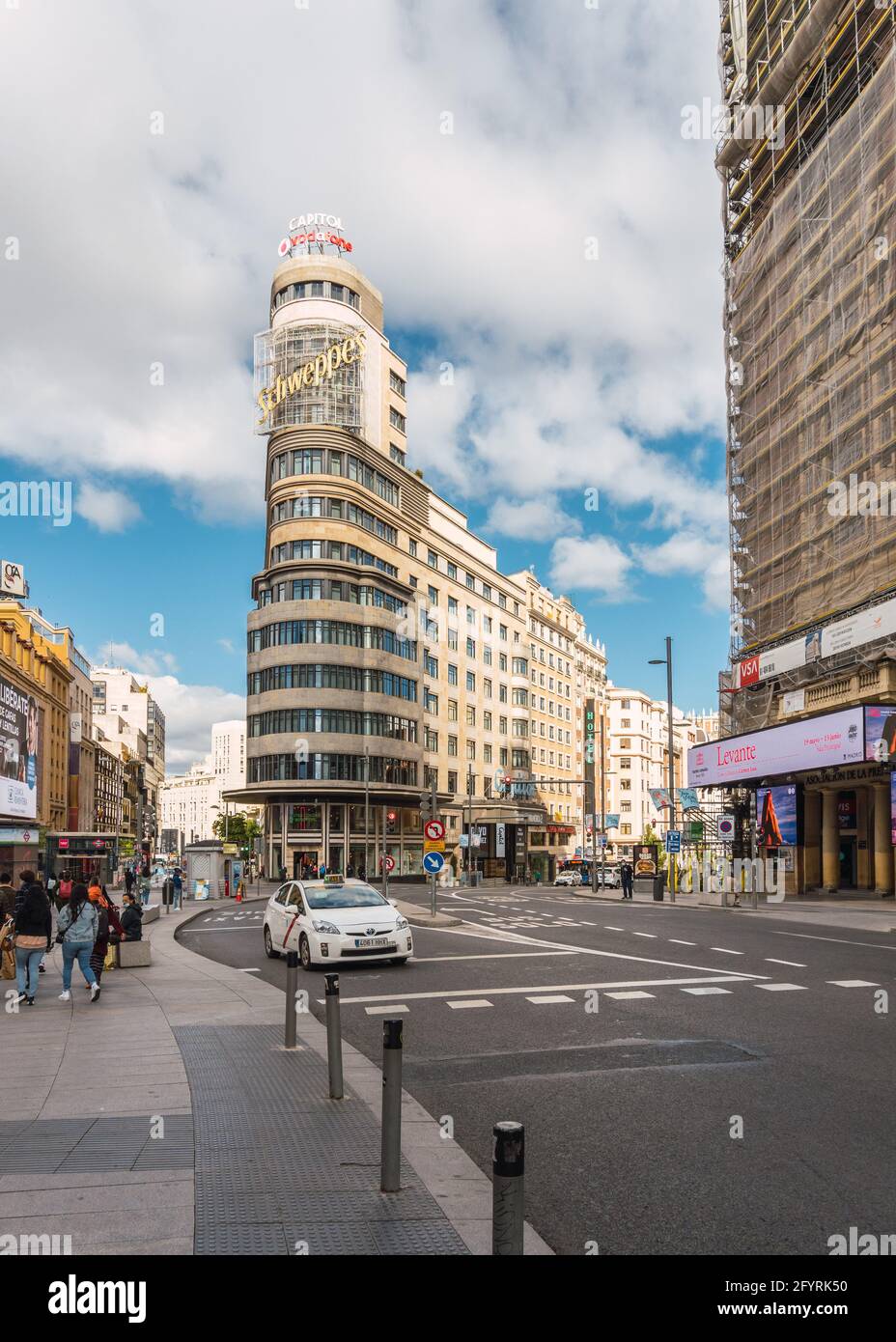 MADRID, SPANIEN - 11. Mai 2021: Emblematisches Kapitolgebäude in der Gran Via in Madrid, Spanien Stockfoto