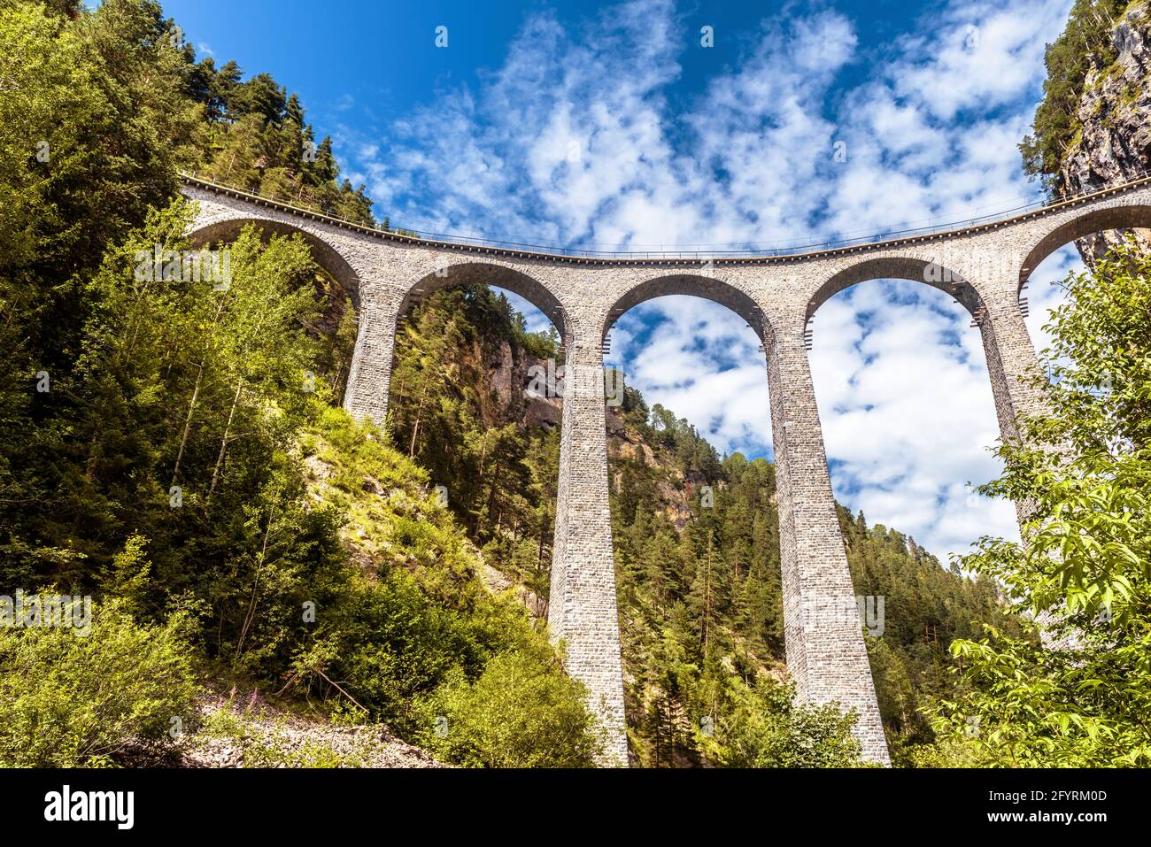 Landwasserviadukt in den Schweizer Alpen, Panorama der Eisenbahnbrücke in der Schweiz. Dieser Ort ist ein berühmtes Wahrzeichen der Alpen. Berglandschaft mit erstaunlicher ra Stockfoto
