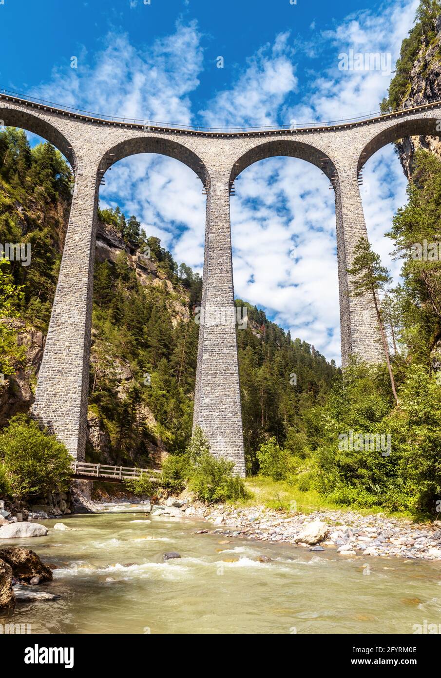 Landwasserviadukt in den Schweizer Alpen, vertikale Ansicht der Eisenbahnbrücke in der Schweiz. Dieser Ort ist ein berühmtes Wahrzeichen. Berglandschaft mit erstaunlicher Eisenbahn Stockfoto