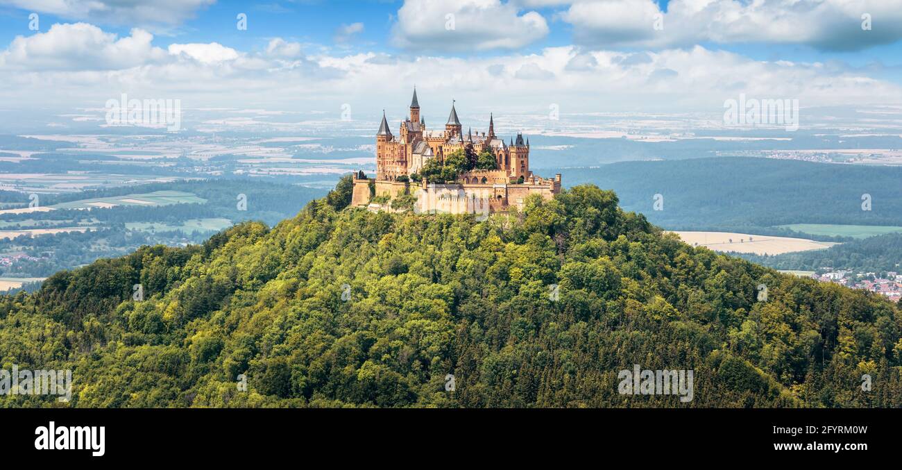 Burg Hohenzollern auf der Bergspitze, Panoramablick auf die deutsche