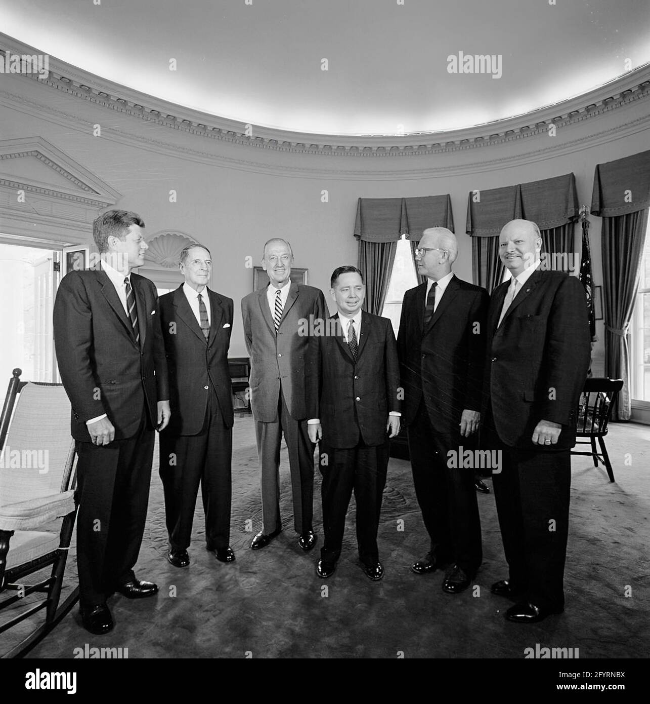 16. August 1962 Präsident John F. Kennedy trifft sich mit General Douglas MacArthur. Von links nach rechts: Präsident Kennedy; General MacArthur; Repräsentantin Leslie C. Arends (Illinois); Repräsentant Carl Albert (Oklahoma); Repräsentant L. Mendel Laws (South Carolina); Repräsentant Robert L. F. Sikes (Florida). Oval Office, White House, Washington, D.C. Stockfoto