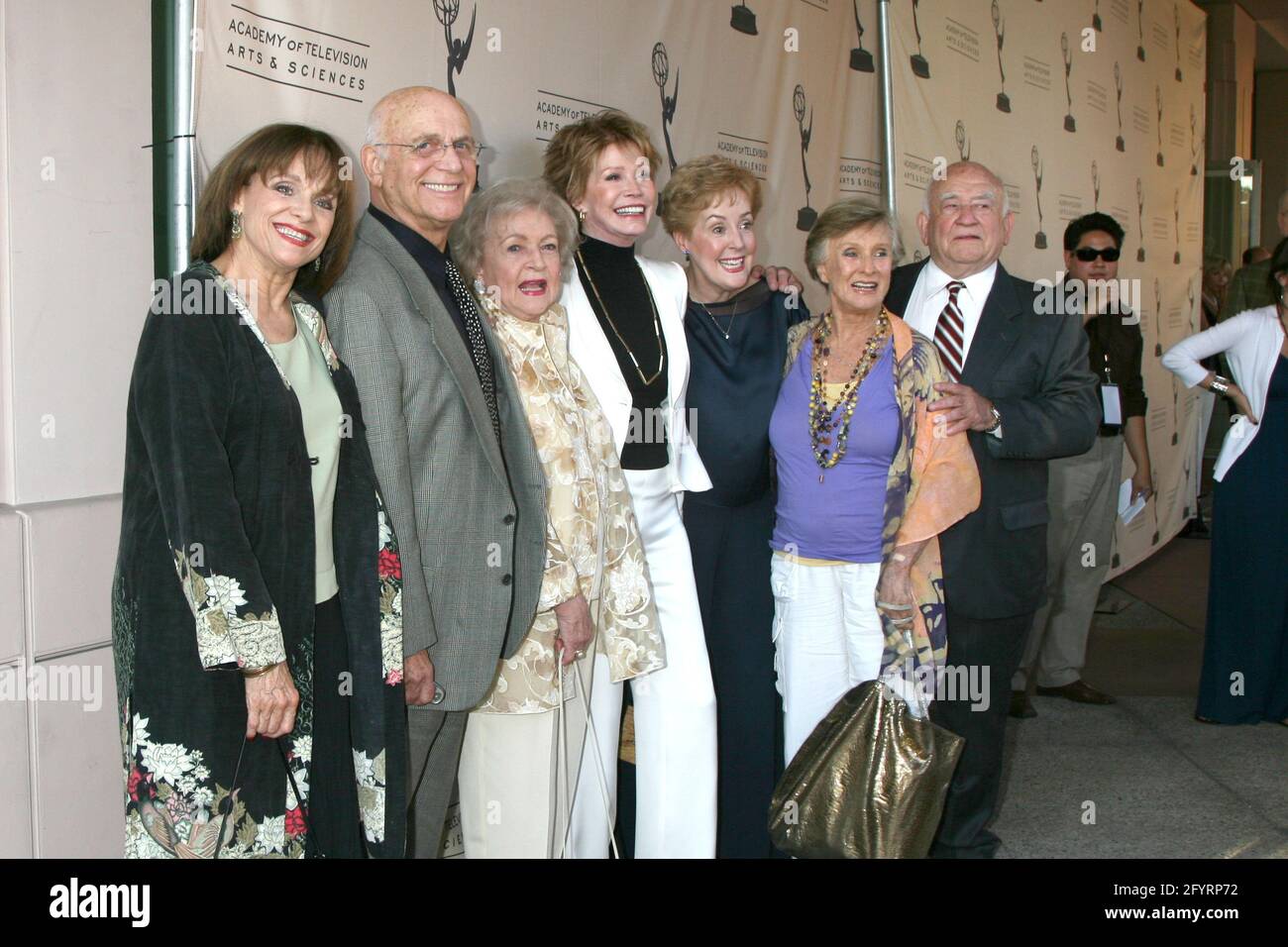 Los Angeles, USA. August 2008. Valerie Harper, Gavin MacLeod, Betty White, Mary Tyler Moore, Georgie Engel, Cloris Leachman & Ed Asner bei der Ankunft bei der ATAS Honors Betty White 'Celebrating 60 Years on Television' an der Television Academy in No Hollywood, CA am 7. August 2008 © 2008 Kathy Hutchins/Hutchins Foto (Foto von Katrina Jordan/Sipa USA) Quelle: SIPA USA/Alamy Live News Stockfoto