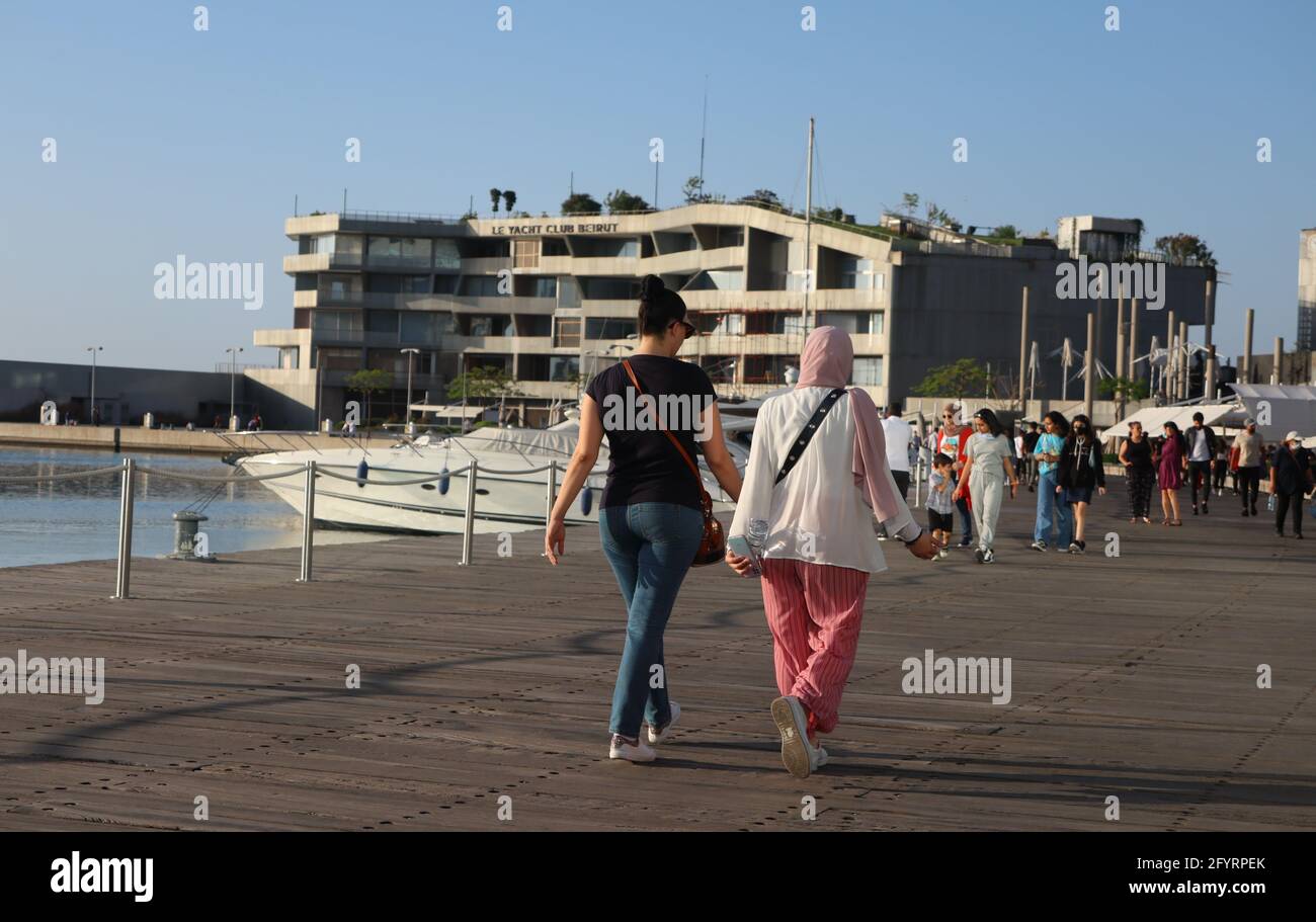 Beirut, Libanon. Mai 2021. Freizeit am Samstagabend in Zaytunay Bay, Beirut, am 29. Mai 2021 im Libanon. Menschen, die auf der Promenade spazieren (Elisa Gestri/Sipausa) Quelle: SIPA USA/Alamy Live News Stockfoto