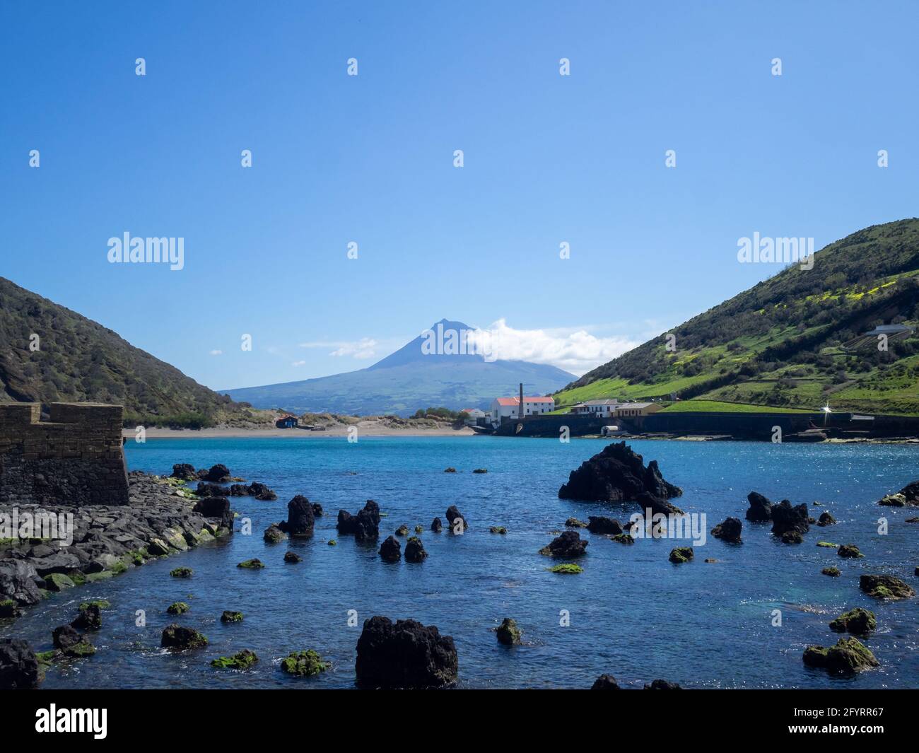 Vulkanisches Gestein in der Bucht von Porto Pim, Faial Island Stockfoto