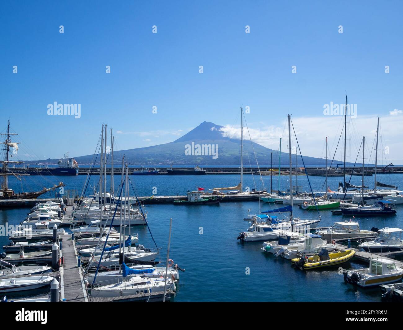 Pico Mountain hinter den Segelbooten in Horta Marina Stockfoto