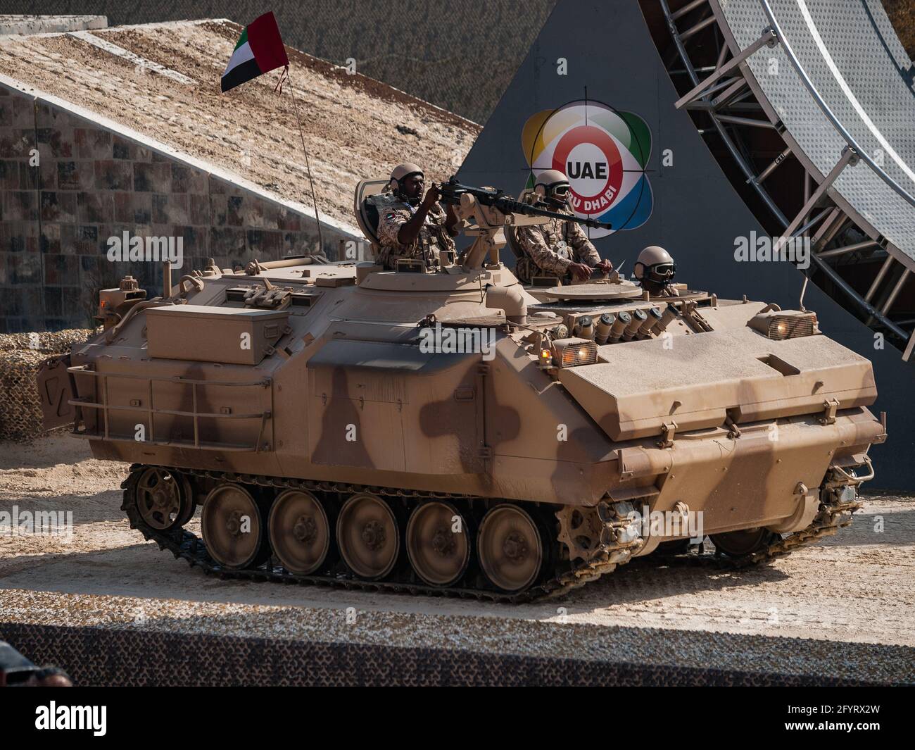 Abu Dhabi, VAE - 20.2.2013: FNSS ACV-300 APC (Panzerbewehrungswagen) auf der IDEX 2015 IDEX 2013 Militärausstellung Stockfoto