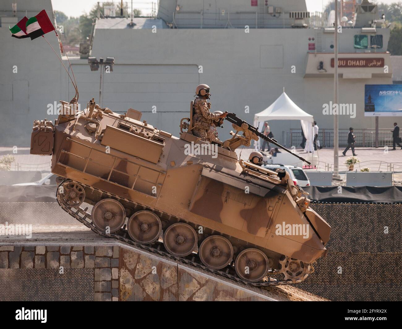 Abu Dhabi, VAE - 20.2.2013: FNSS ACV-300 APC (Panzerbewehrungswagen) auf der IDEX 2015 IDEX 2013 Militärausstellung Stockfoto