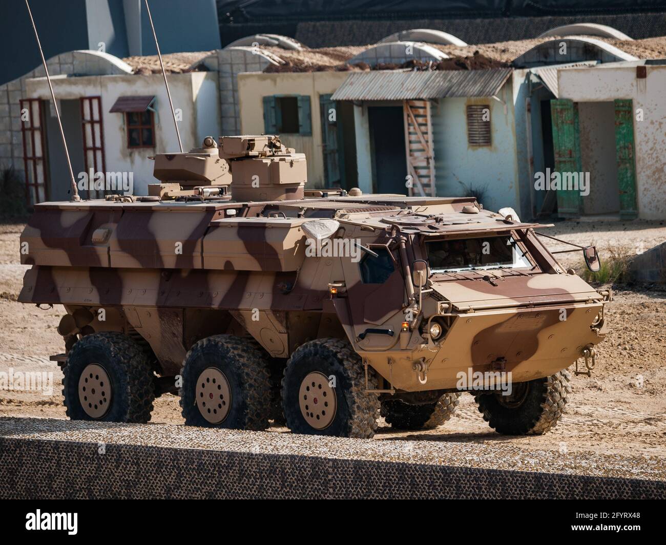 Abu Dhabi, VAE - 20.02.2013: Rheinmetall Landsysteme Fuchs 2 (6 × 6) NBC RS (Nuclear, Biological and Chemical) Vehicle auf der IDEX 2013 Stockfoto