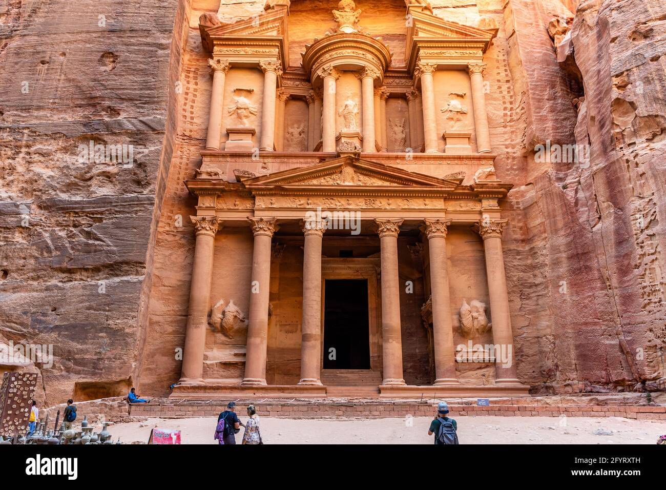 Volle Vorderansicht des Schatzhauses, Al-Khazneh berührt von Erosionsmustern, wurde eines der sieben Wunder der alten Welt in den roten Rosenstein Petra geschnitzt Stockfoto