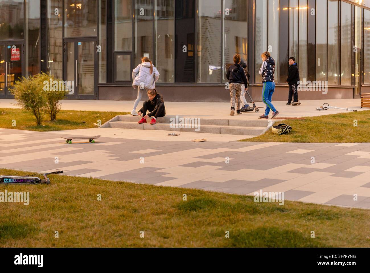 Moskau. Russland. Herbst 2020. Die Kinder organisierten einen Skatepark auf der Straße. Wenn es keinen Spielplatz im Hof für Jugendliche gibt, werden sie s finden Stockfoto