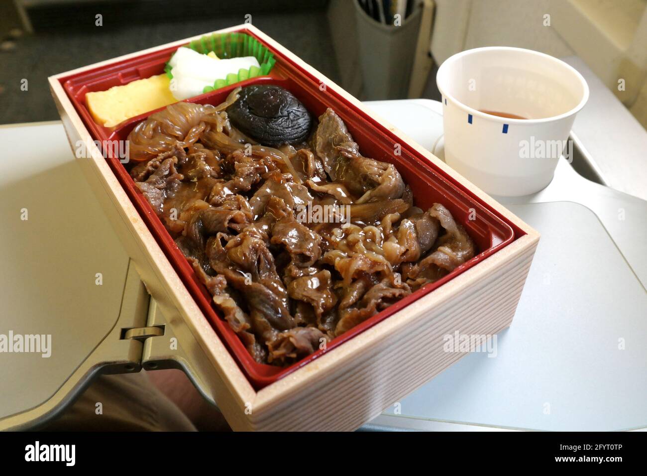 Obento (Lunchbox) in einem japanischen Flugzeug Stockfoto