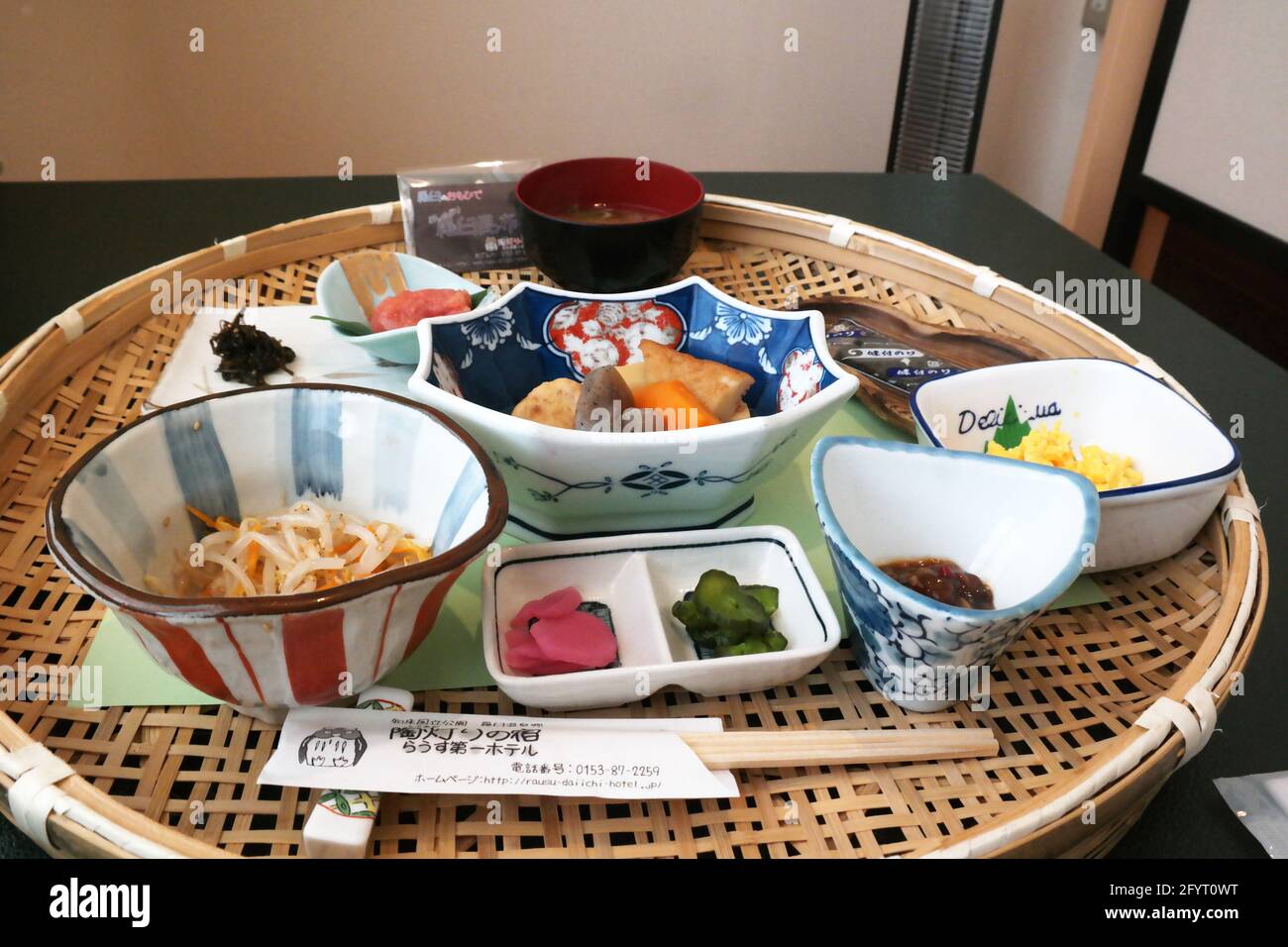 Frisches Frühstück in einem japanischen Ryokan Stockfoto