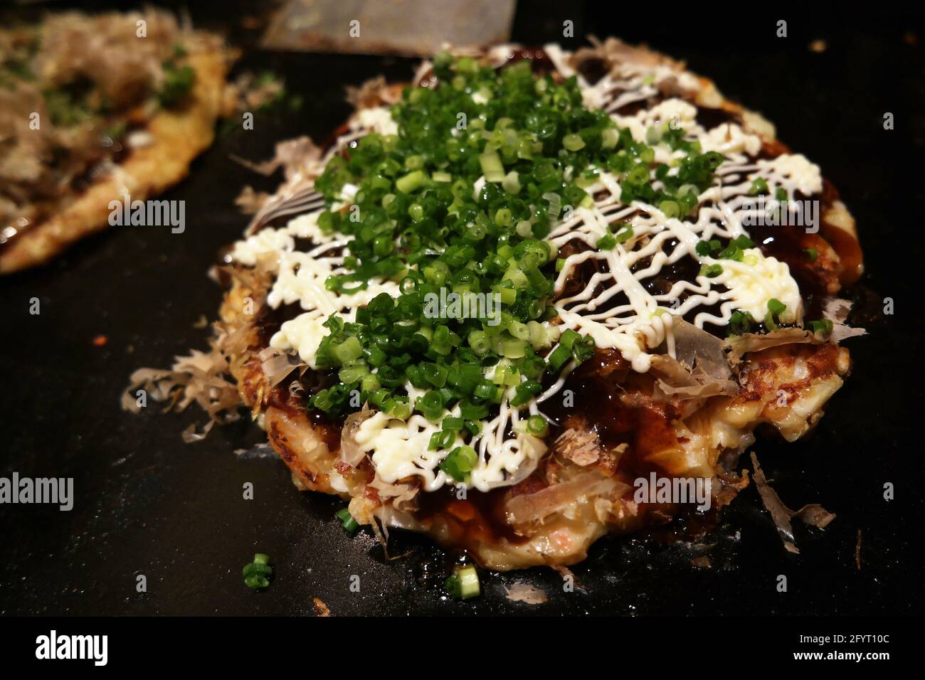 Okonomiyaki - der köstliche japanische Kohlpfannkuchen Stockfoto