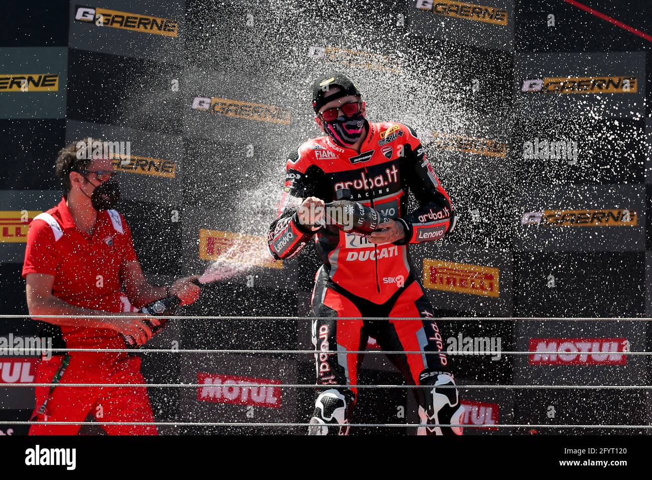 Cascais. Mai 2021. British Scott Redding (R) von Aruba.it Racing - Ducati feiert mit Champagner nach dem Gewinn des Rennen 1 der FIM Superbike World Championship Estoril Round auf dem Circuito Estoril in Cascais, Portugal am 29. Mai 2021. Quelle: Pedro Fiuza/Xinhua/Alamy Live News Stockfoto