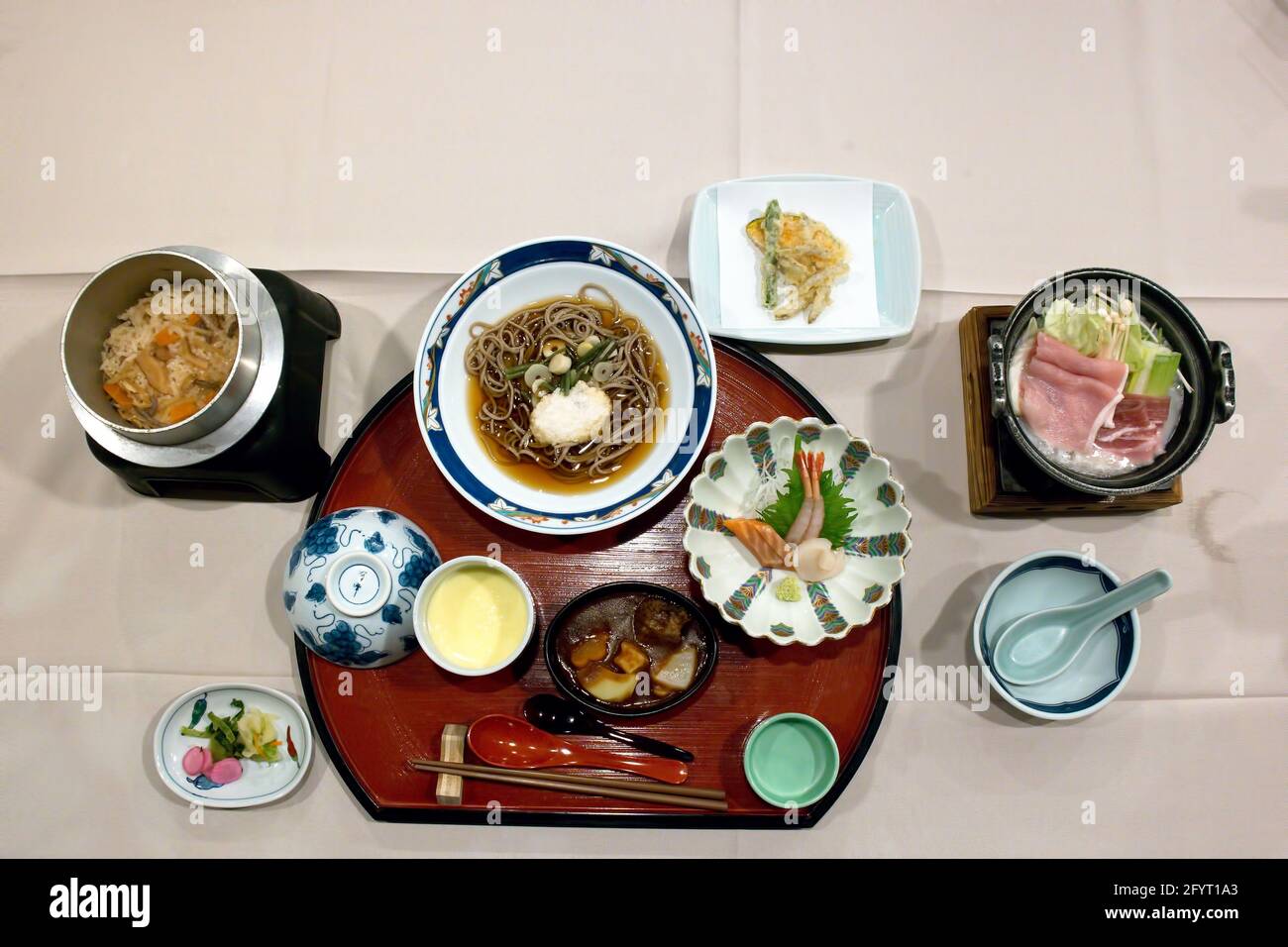 Tolles japanisches Washoku Abendessen in einem Ryokan Stockfoto