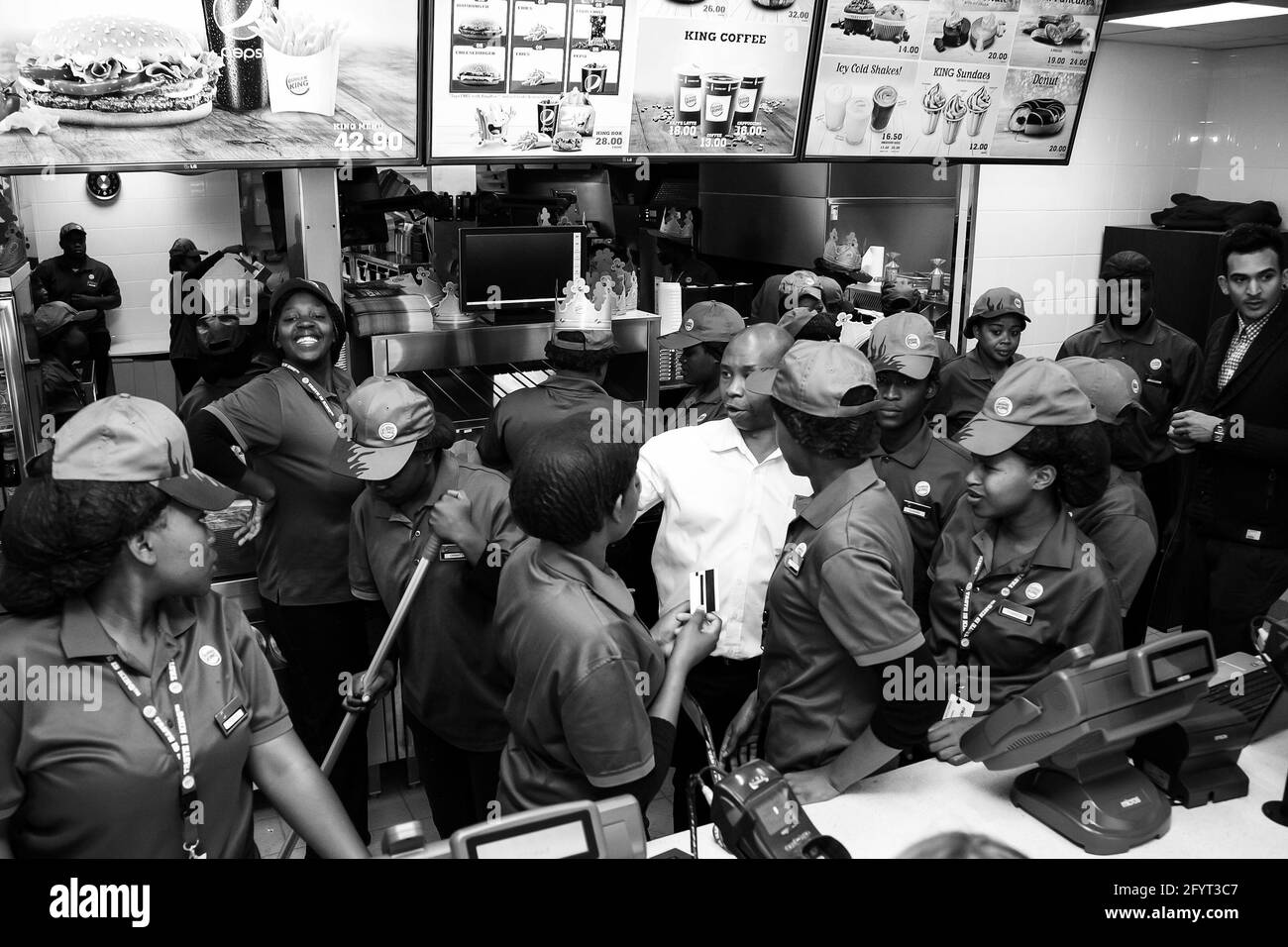 PRETORIA, SÜDAFRIKA - 06. Januar 2021: Pretoria, Südafrika - 28 2014. Juni: Mitarbeiter des Burger King Restaurants Eröffnungstag Stockfoto