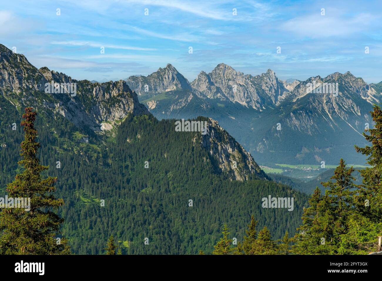 Deutsche Alpen aus Tegelberg, Deutschland Stockfoto