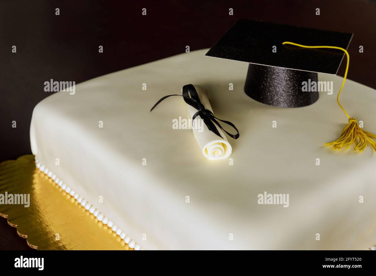 Graduation Fondant Kuchen mit Hut und Diplom-Dekoration. Nahaufnahme. Stockfoto