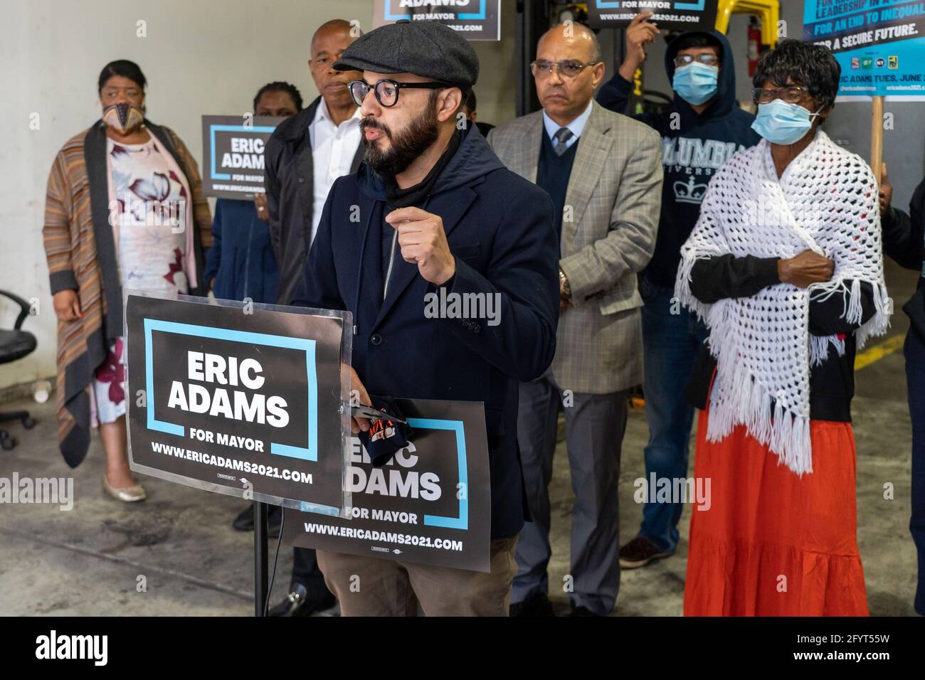 New York, Usa. Mai 2021. Francisco Moya, Mitglied des Stadtrats von New York, unterstützt Eric Adams bei einer Pressekonferenz in Queens. Der Bürgermeister von New York City und Präsident von Brooklyn, Eric Adams, kündigte in den Queensbridge Houses im Stadtteil Queens an, Sein „Plan zur wirtschaftlichen Erholung“, um Hunderttausenden von Einwohnern zu helfen, die innerhalb der New York City Housing Authority leben. Kredit: SOPA Images Limited/Alamy Live Nachrichten Stockfoto