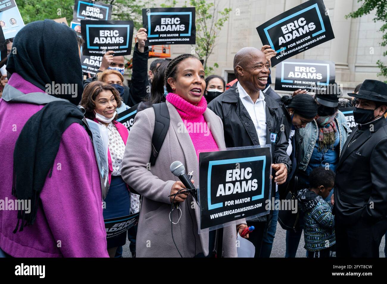 New York, Usa. Mai 2021. Stadtratsmitglied Laurie Cumbo spricht am 29. Mai 2021 bei der „Mothers for Eric Adams“-Kundgebung in der 155th Street und am Broadway in New York. Eric Adams wurde von den US-Abgeordneten Adriano Espaillat und Thomas Souzzi, dem Mitglied der Assembly Rodneyse Bichotte, den Stadtratmitgliedern Ydanis Rodriguez und Laurie Cumbo begleitet. Zwei sogenannte New Yorker gegen Yang und Adams-Demonstranten versuchten erfolglos, die Kundgebung zu stören. (Foto von Lev Radin/Sipa USA) Quelle: SIPA USA/Alamy Live News Stockfoto