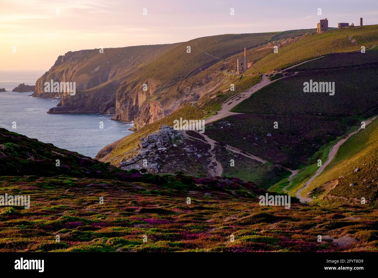 Küstenlandschaft in der Nähe von Chapel Porth, Cornwall, England Stockfoto