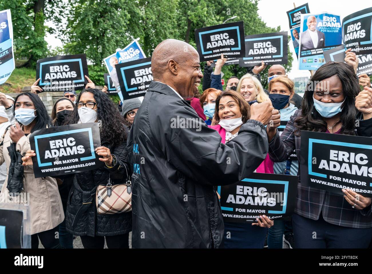 New York, Usa. Mai 2021. Der Bürgermeisterkandidat und aktuelle Präsident von Brooklyn, Eric Adams, begrüßt am 29. Mai 2021 Unterstützer bei der „Mothers for Eric Adams“-Kundgebung in der 155th Street und am Broadway in New York. Eric Adams wurde von den US-Abgeordneten Adriano Espaillat und Thomas Souzzi, dem Mitglied der Assembly Rodneyse Bichotte, den Stadtratmitgliedern Ydanis Rodriguez und Laurie Cumbo begleitet. Zwei sogenannte New Yorker gegen Yang und Adams-Demonstranten versuchten erfolglos, die Kundgebung zu stören. (Foto von Lev Radin/Sipa USA) Quelle: SIPA USA/Alamy Live News Stockfoto