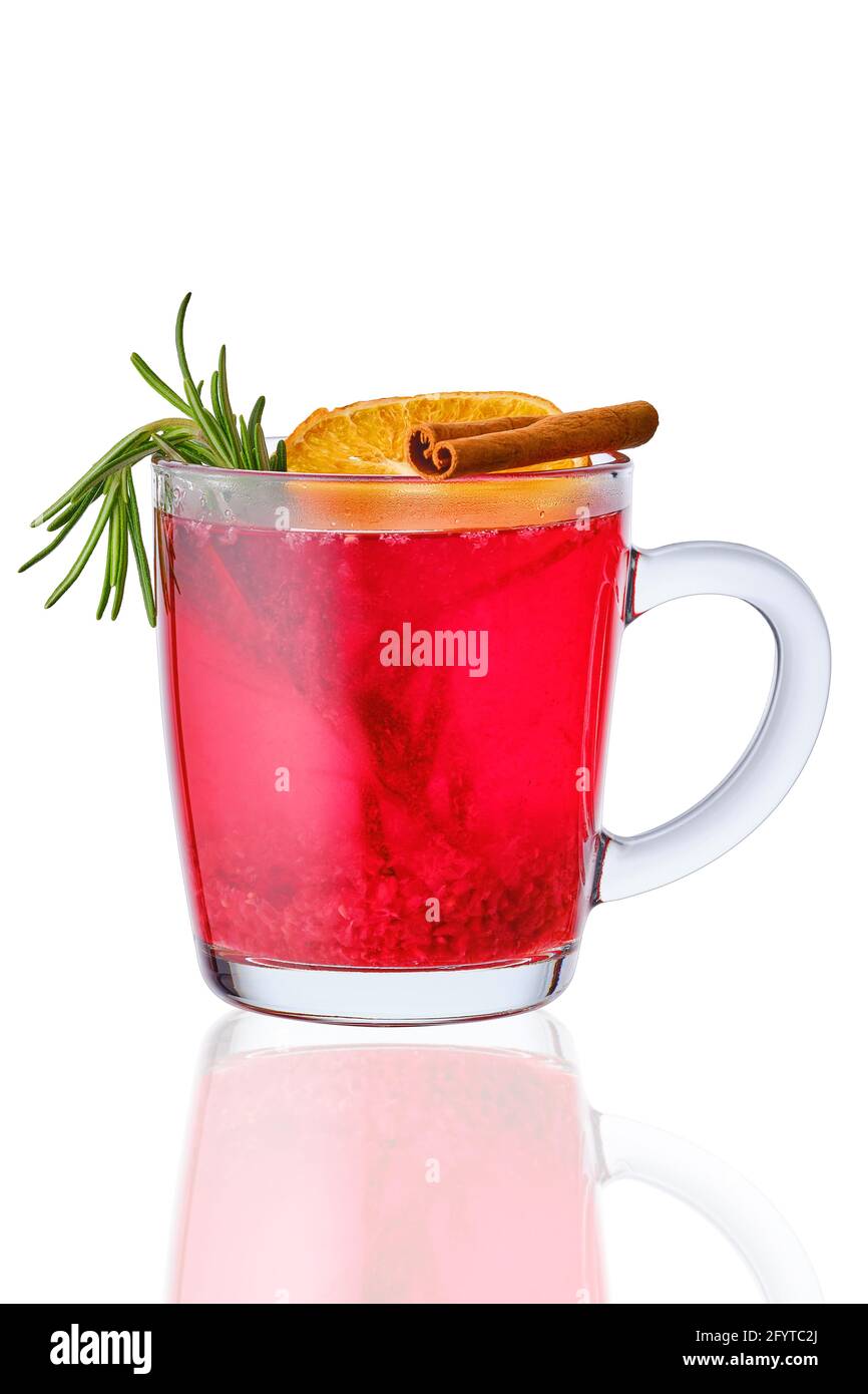 Ein Glas heißen Cranberry Drink isoliert auf weißem Hintergrund Stockfoto