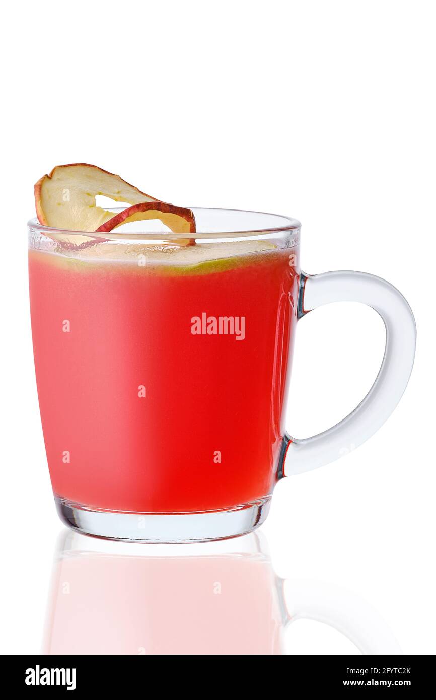 Ein Glas heißer Apfel und Cranberry trinken isoliert auf weiß Hintergrund Stockfoto