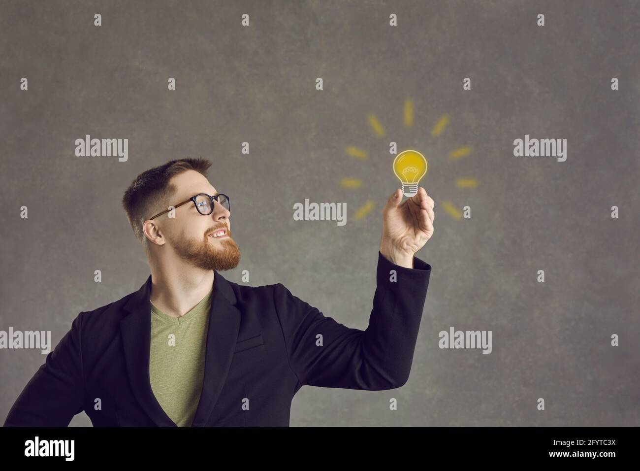 Glücklicher Mann mit Glühbirne Doodle als Konzept für Geschäftsidee, Lösung und Innovation Stockfoto