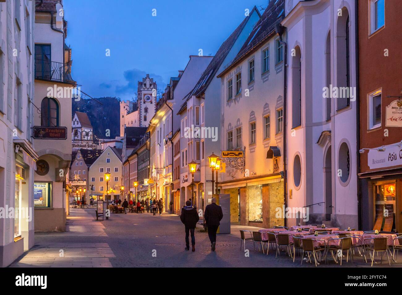 Füssen, Deutschland - 14. April 2015 - Geschäfte und Restaurants sind bis in die Nacht für Kunden in der Innenstadt von Füssen geöffnet Stockfoto