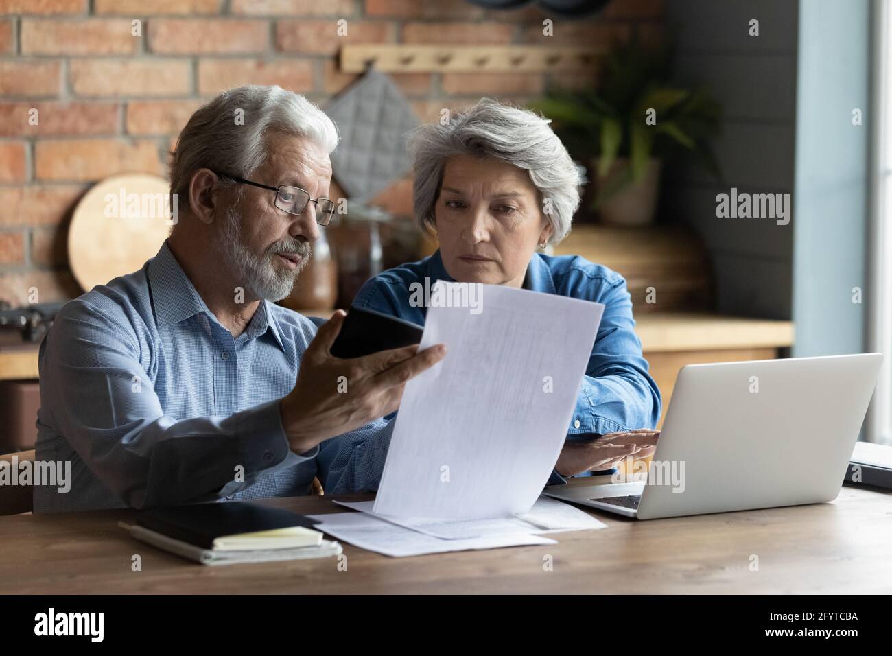 Konzentriert besorgt ältere Ehepartner lesen Finanzdokumente Überprüfung Rechnungen Stockfoto