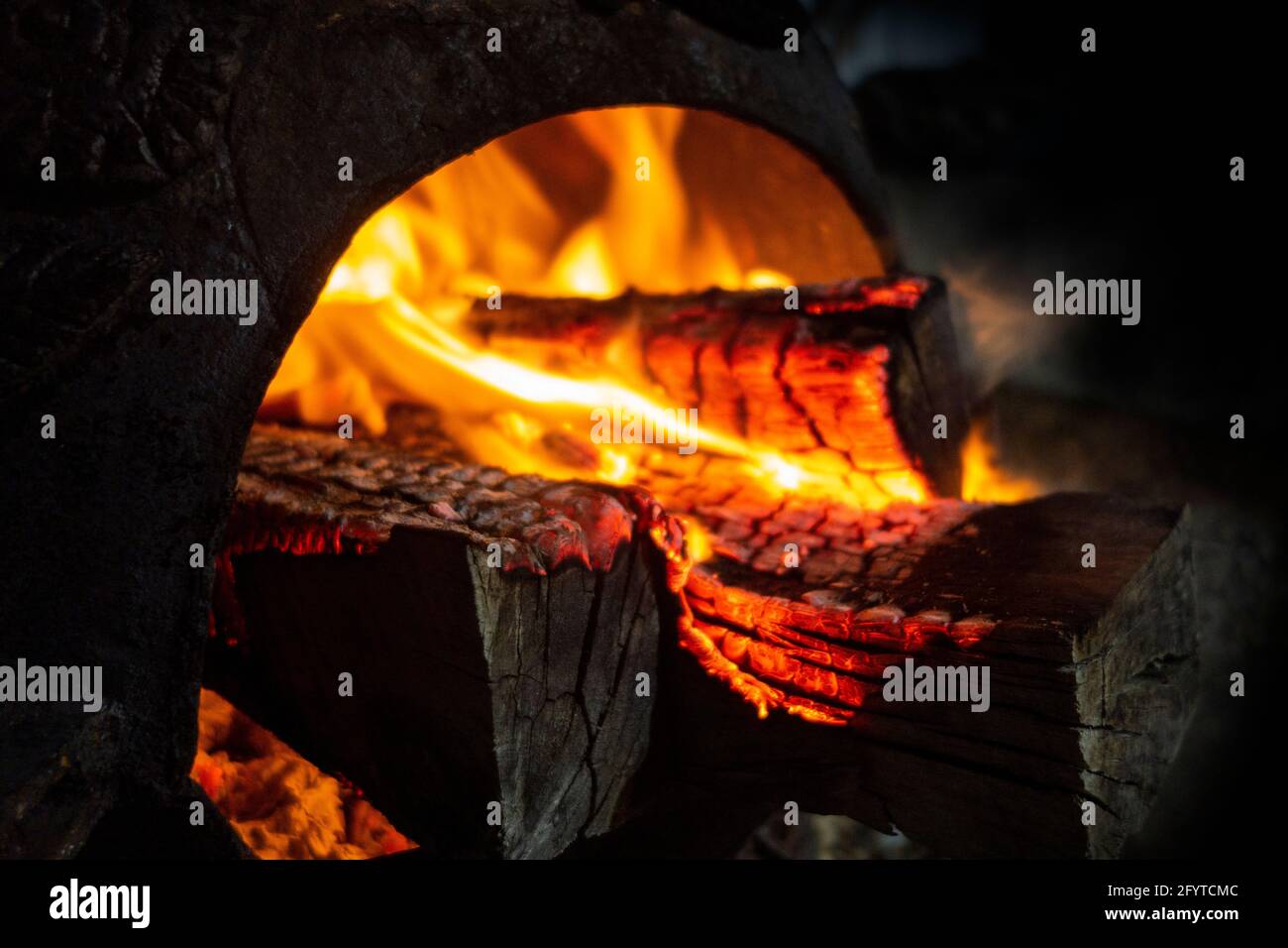 Terrasse Holz brennendes Feuer im Freien Regenschutz und staubdicht groß Kamin Kamin Pit Gusseisen Herd Heizung Garten Herd Stockfoto