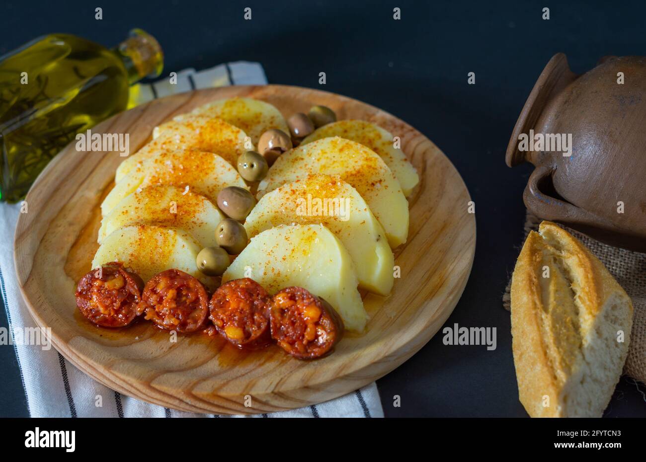 Eine Nahaufnahme von gekochten Kartoffeln mit Flamboswurst Ein Holztablett Stockfoto