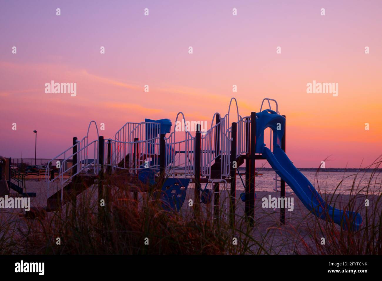 Öffentlicher Spielplatz für Kinder mit Himmel bei Sonnenaufgang oder Sonnenuntergang Stockfoto