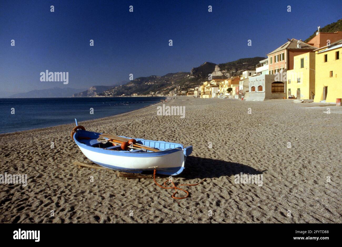 Barca sulla spiaggia a Varigotti nel Finalese, Ligurien, Italia Stockfoto