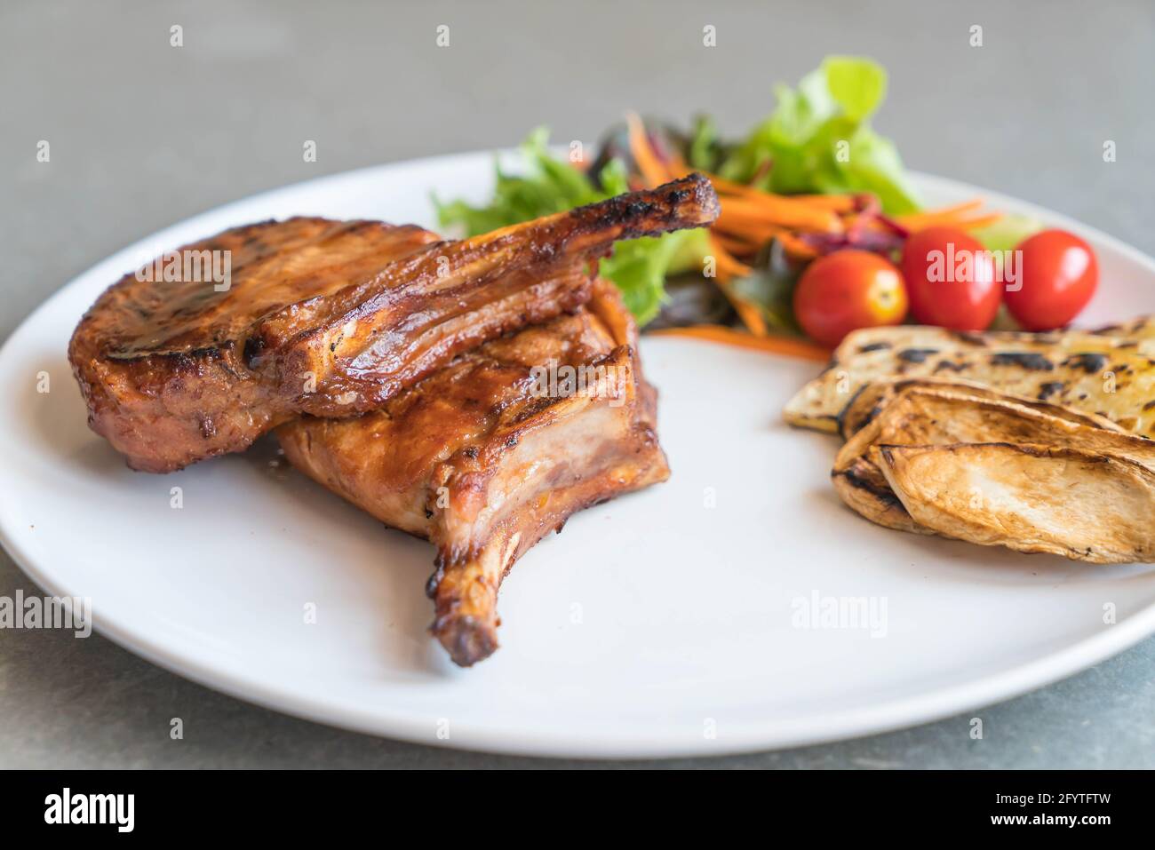 Schweinekotelett Steak auf dem Tisch Stockfoto