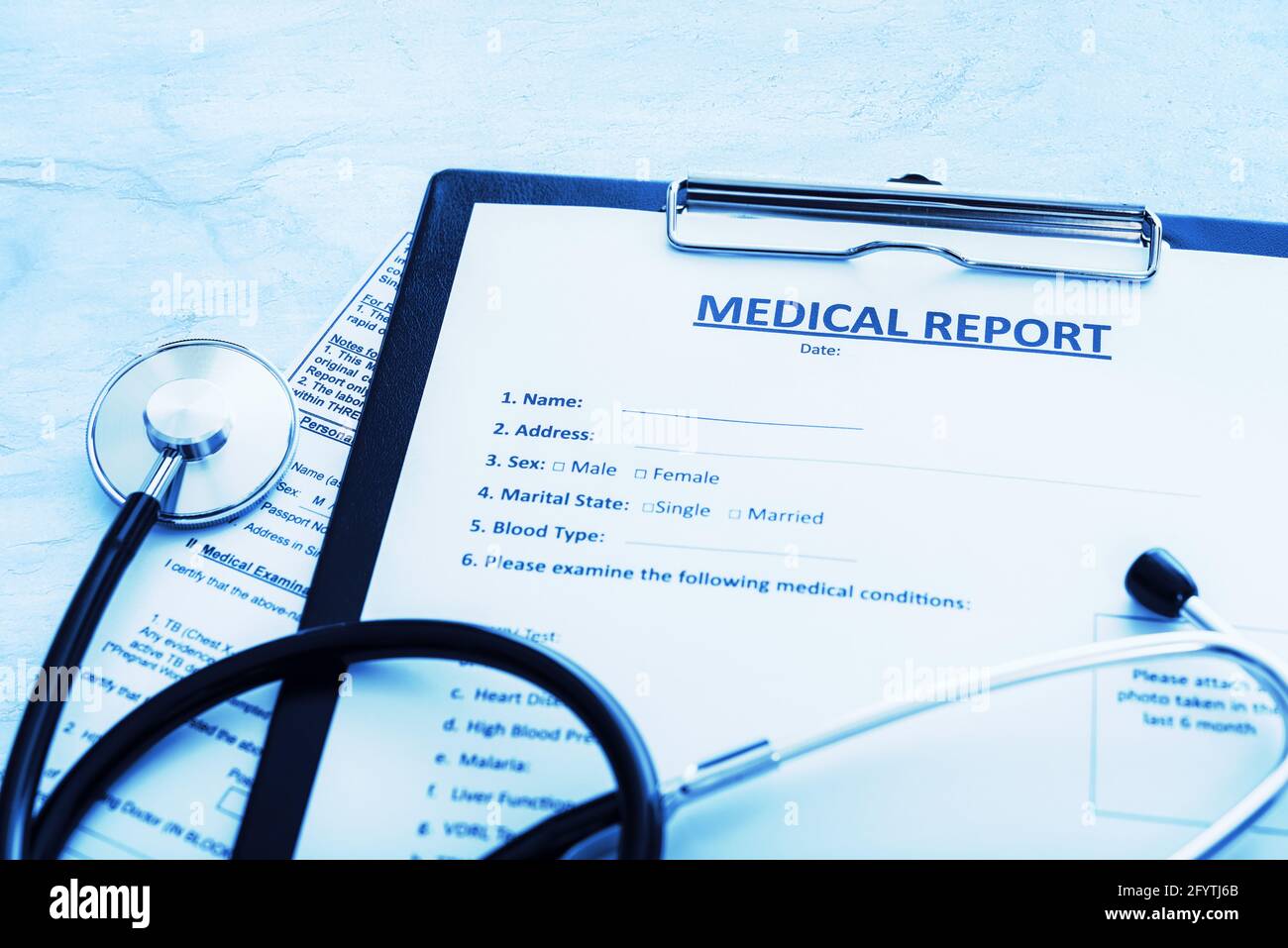 Patientenbehandlungskonzept - medizinische Berichtsdokumente mit Stift und Stethoskop in Nahaufnahme (blaues Bild) Stockfoto