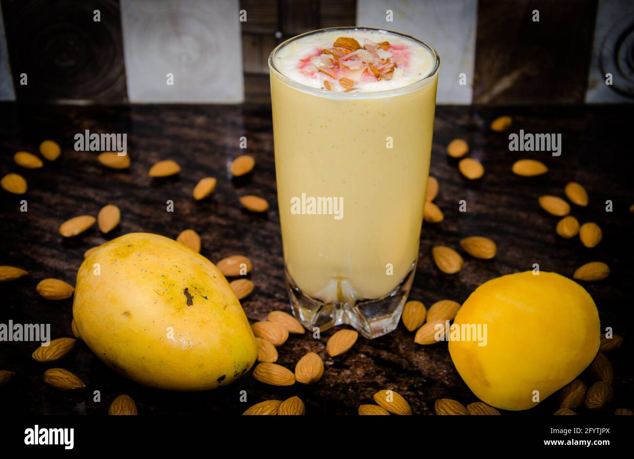 Sommergenuss – Mango Almond Shake Stockfoto