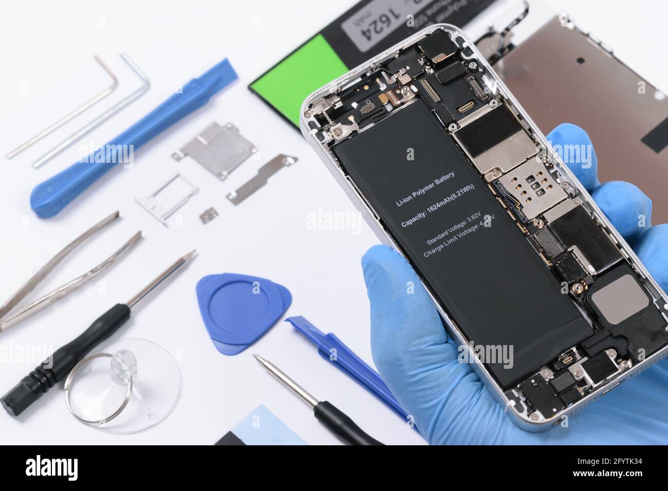 Professionelle Beruf Dienstleistungen Konzept - Techniker oder Ingenieur repariert moderne Smartphone-Motherboard in einem professionellen Labor. Stockfoto