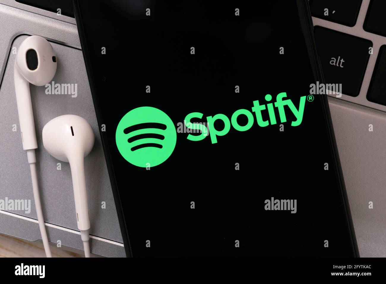 Krakau, Polen – 20. Oktober 2020: Spotify-Anmeldung auf dem Smartphone-Bildschirm. Spotify ist eine der beliebtesten Musik-Service-Apps der Welt. Stockfoto