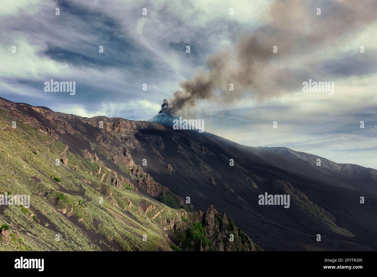 Rauchausbruch aus dem Südostkrater des Vulkans Ätna in Sizilien und Steilhang des Bove-Tals Stockfoto