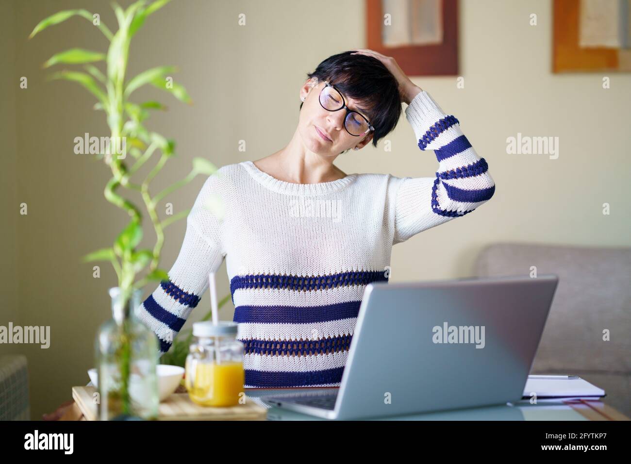 Frau mittleren Alters, die Telearbeit Unternehmen und eine Pause einlegen. Stockfoto